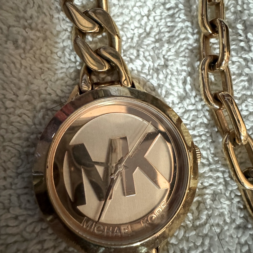 Rose gold MK watch. Great condition ( just needs a battery)